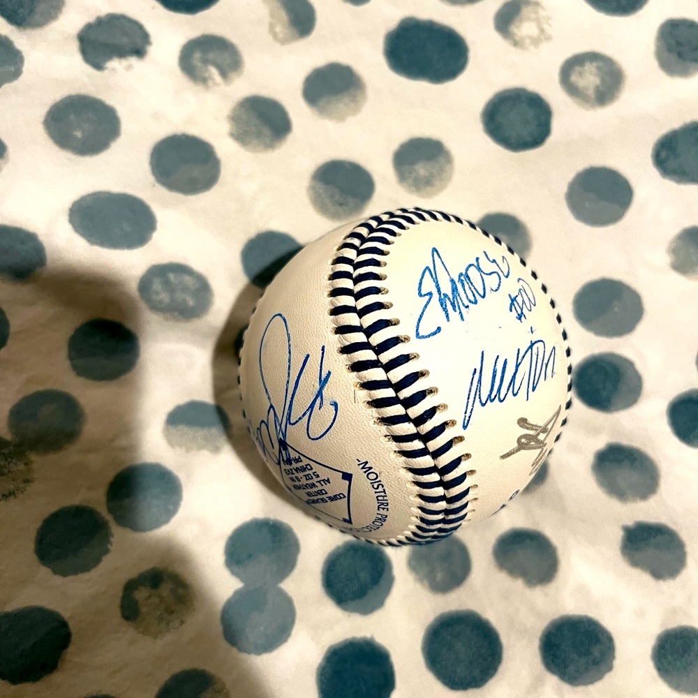 🚨MUST GO HUGE SALE🚨Signed Baseball of Mariners w/ 4 signatures